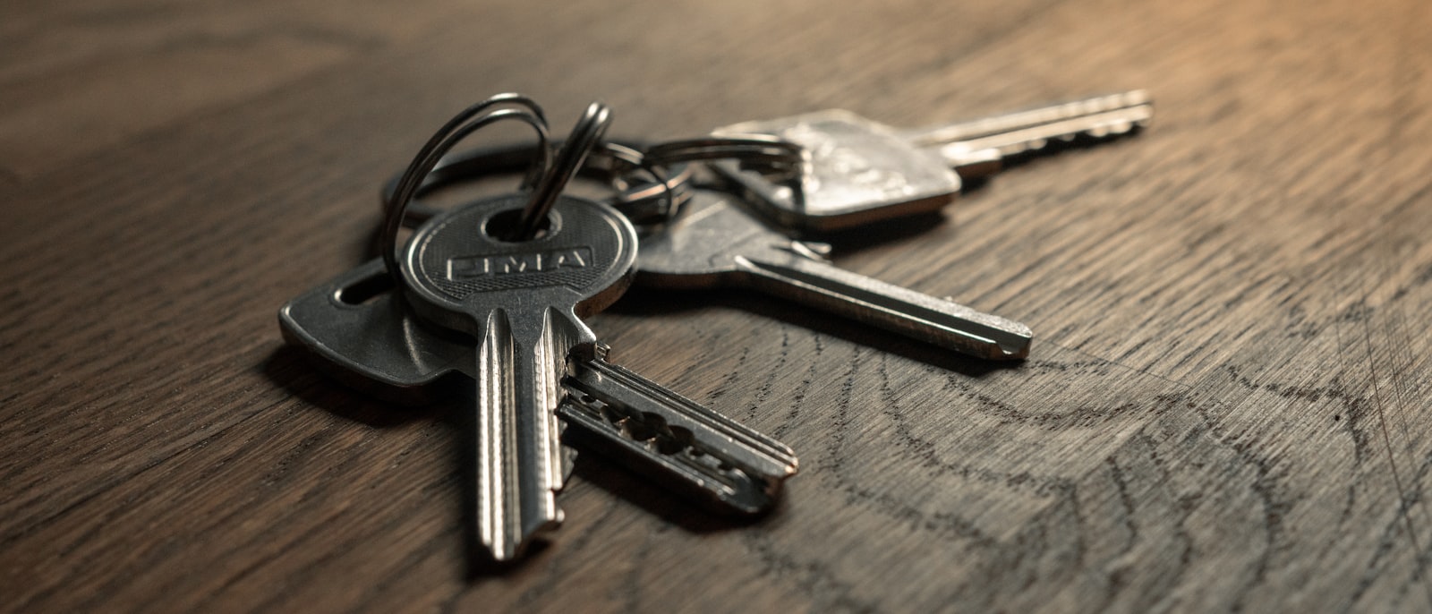 a bunch of keys sitting on top of a wooden table